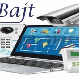 Grafika prezentująca systemy zabezpieczeń: kamera monitoringu, panel sterowania alarmem, czujnik ruchu, wideodomofon oraz laptop z wizualizacją planu domu z zaznaczonymi strefami.