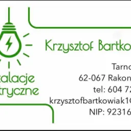 Wizyt&oacute;wka firmy Krzysztof Bartkowiak oferującej instalacje elektryczne, z adresem, numerem telefonu, adresem e-mail i NIP, ozdobiona graficznym symbolem żar&oacute;wki.