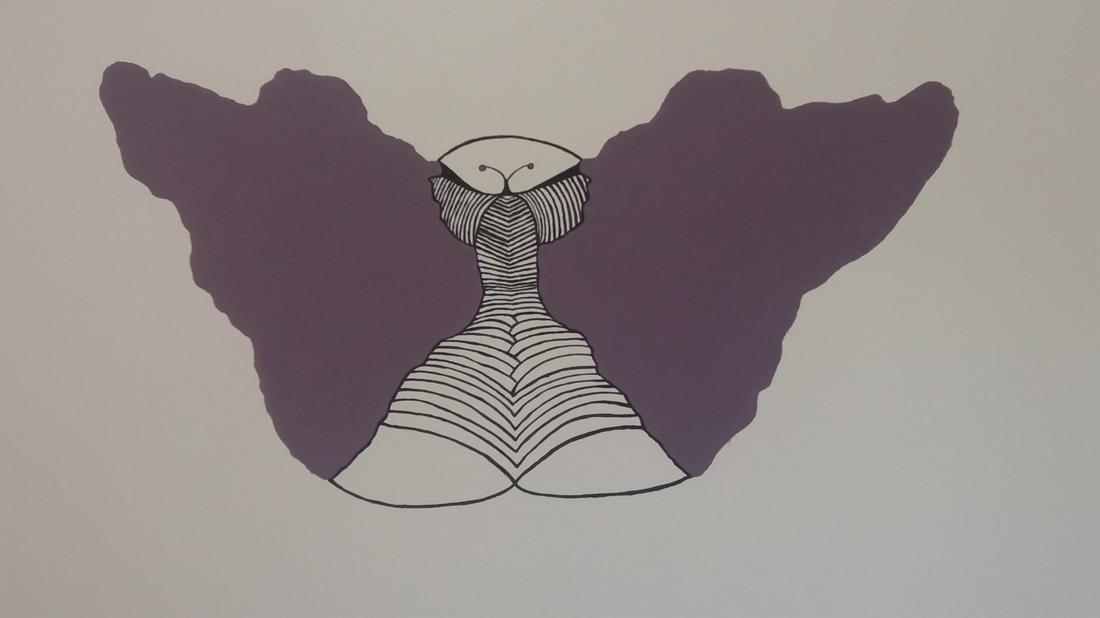 Abstrakcyjna grafika przedstawiająca stylizowaną postać z liniami, otoczoną fioletowymi kształtami na jasnym tle.