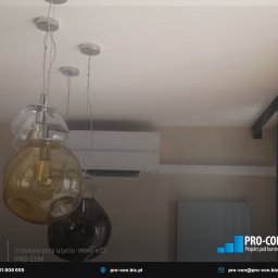 PRO-CON SERWIS Klimatyzacja Wentylacja Rekuperacja - Biała klimatyzacja ścienna w jasnym wnętrzu, widoczna spod dekoracyjnych lamp wiszących. Minimalistyczny design, neutralna kolorystyka ścian.