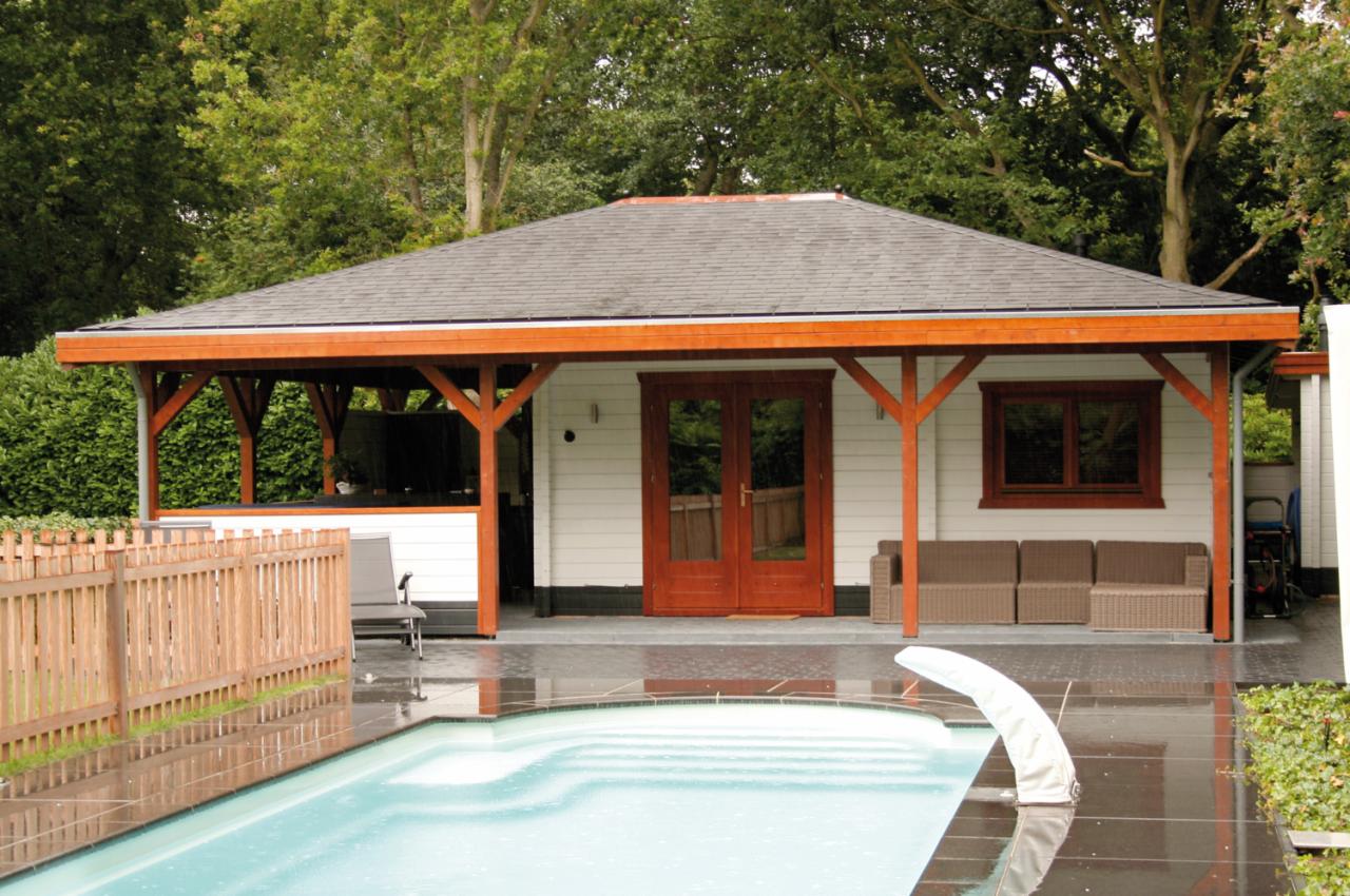 Nowoczesna altana z płaskim dachem i drewnianymi elementami konstrukcyjnymi, widoczna z perspektywy basenu, z zielonym tłem drzew.