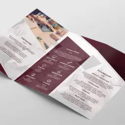 Rozłożona broszura reklamowa agencji marketingowej prezentująca ofertę usług, w tym web design, graphic design, organizację eventów, branding i marketing.