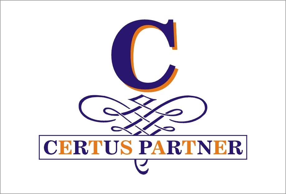 Logo firmy Certus Partner z granatową literą C, ozdobnym symbolem i nazwą firmy w ramce, z pomarańczowymi akcentami.