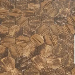 Ułożona podłoga z heksagonalnych płytek imitujących drewno w odcieniach brązu i beżu, z widoczną strukturą słojów i delikatnymi przetarciami.