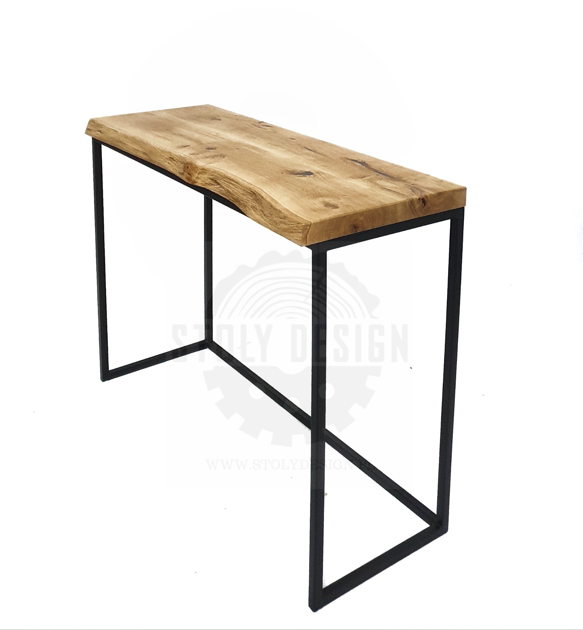 Konsola z blatem z litego drewna o nieregularnej krawędzi i czarnych, metalowych nogach o geometrycznym kształcie na białym tle.