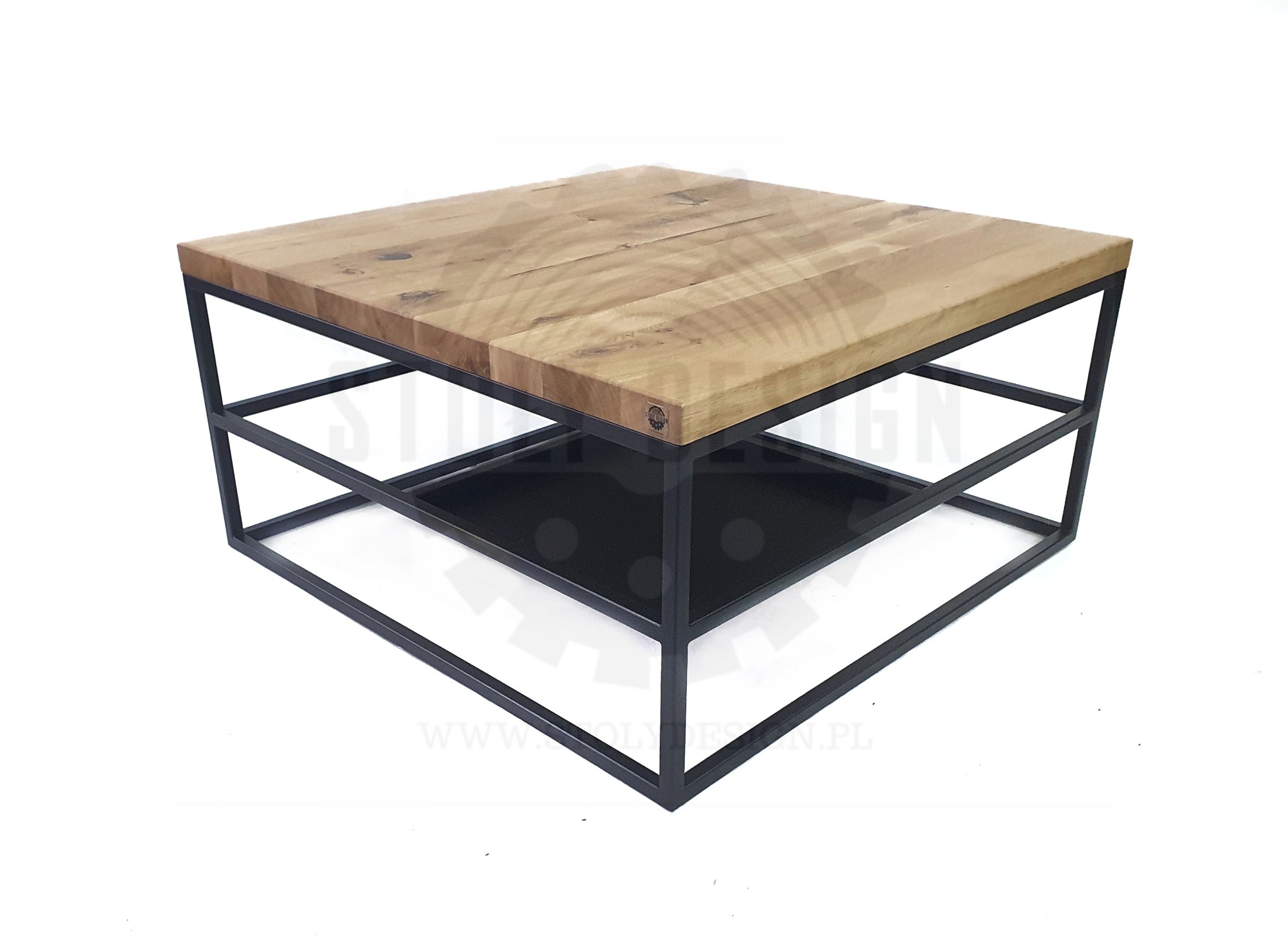 Kwadratowy stolik kawowy z blatem z jasnego drewna i czarną, stalową ramą z dodatkową półką, widoczny z perspektywy lekko z góry.