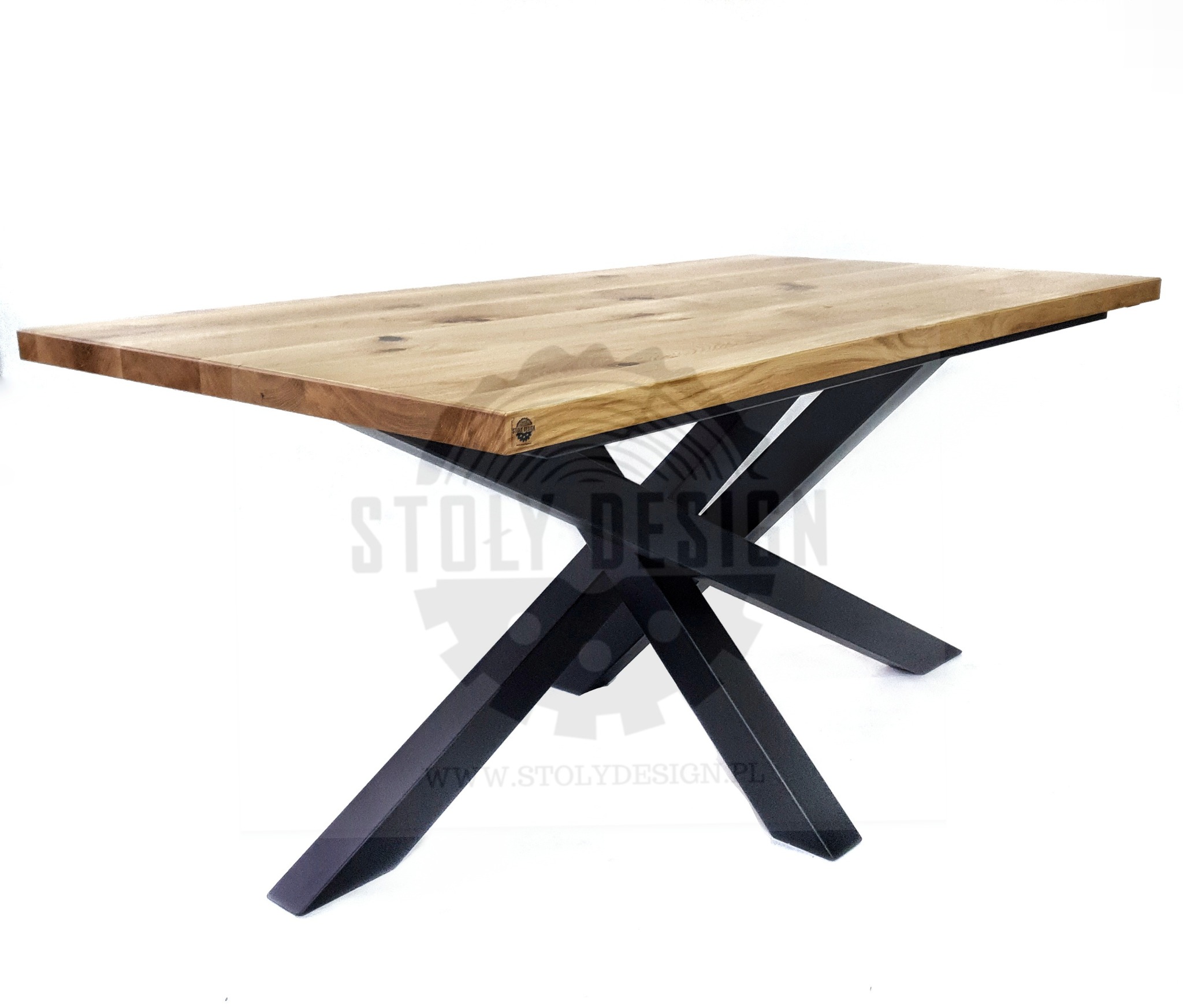 Stół z blatem z jasnego drewna i czarną, metalową podstawą w kształcie litery X, widoczne logo producenta na blacie.