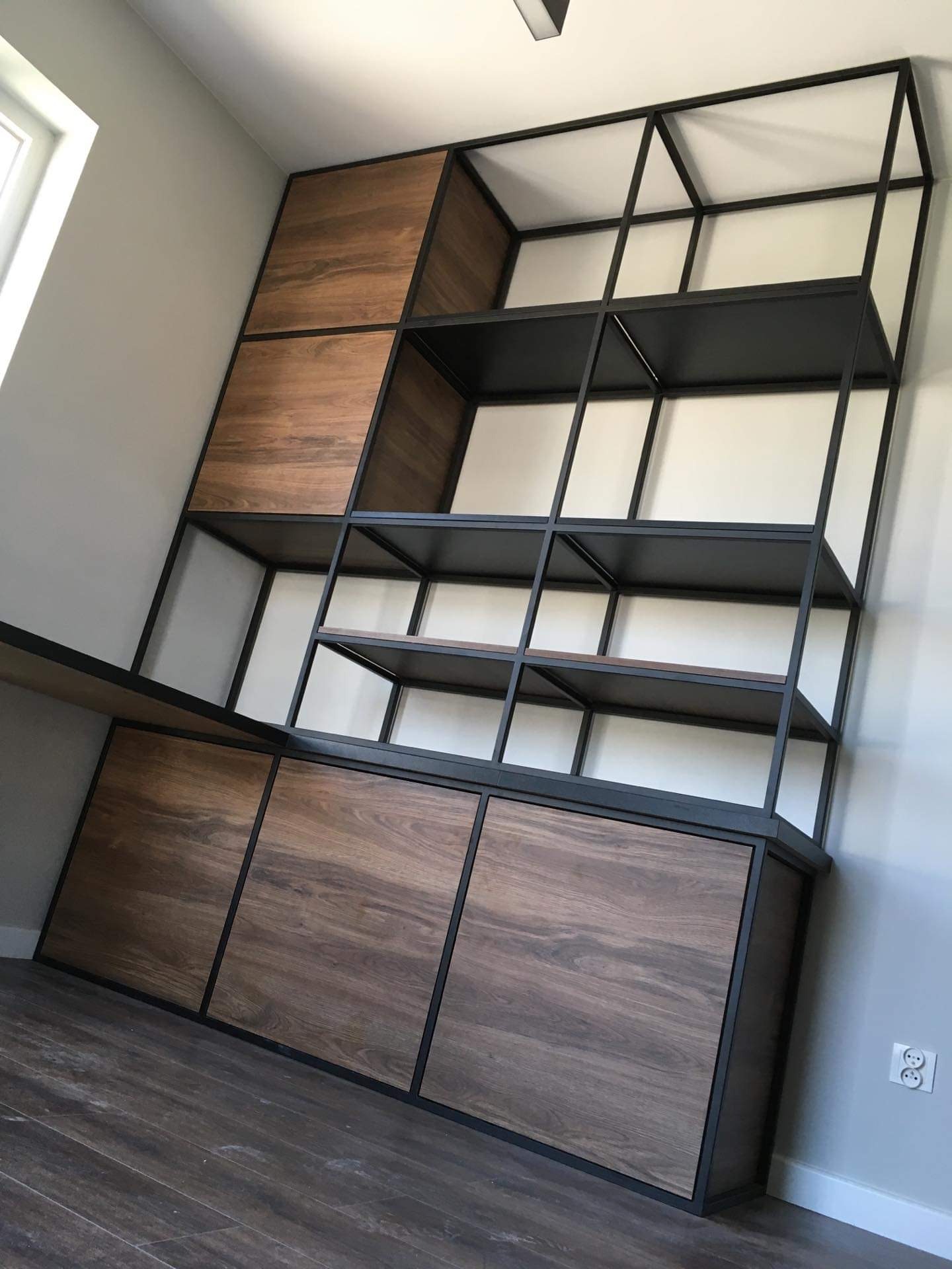 Regał z metalową ramą i drewnianymi elementami, wykonany na wymiar, z widoczną strukturą drewna i minimalistycznym designem.