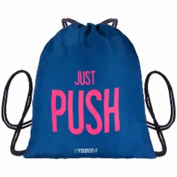 Niebieski worek sportowy z różowym napisem 'JUST PUSH //YOURSELF', z czarnymi sznurkami, na białym tle.