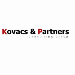 Logo firmy Kovacs & Partners Consulting Group z czerwonym akcentem na pierwszej literze imienia i nazwiska.