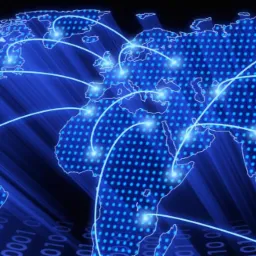 Błękitna mapa świata z binarnym tłem, połączona świetlistymi liniami, symbolizująca globalną sieć i przepływ danych.