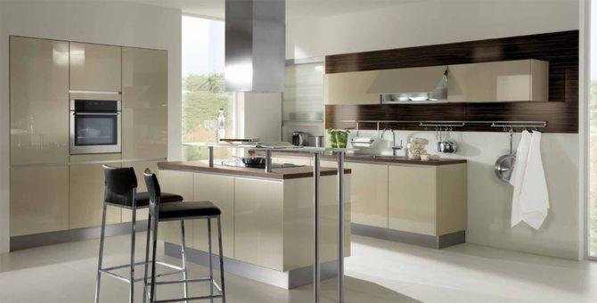 Nowoczesna kuchnia w beżach z wyspą, chromowanymi hokerami i zabudową pod sufit z piekarnikiem.