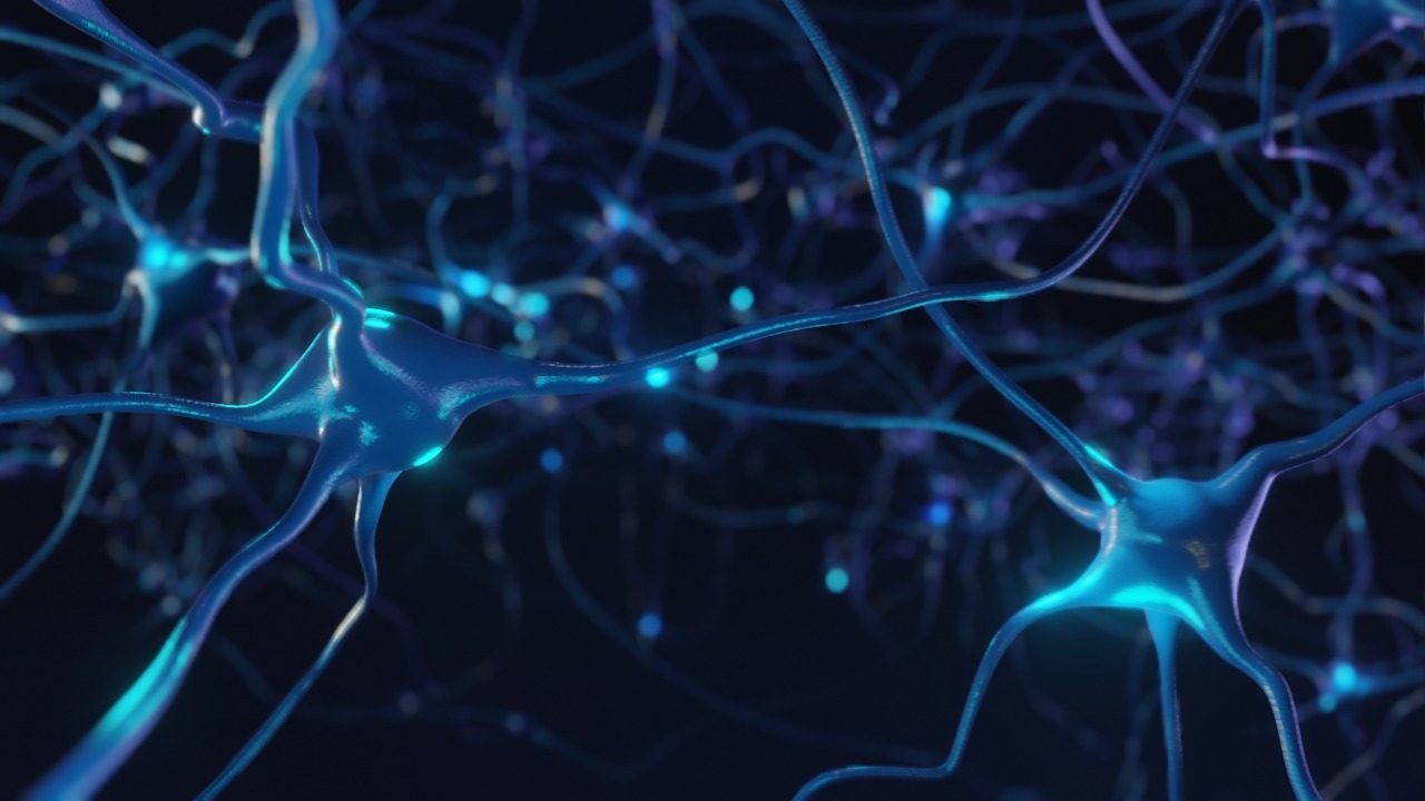 Ilustracja 3D przedstawiająca neurony z niebieskimi synapsami i włóknami na ciemnym tle, prawdopodobnie kadr z animacji edukacyjnej.