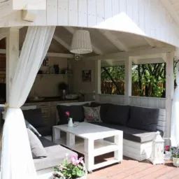 Projekt i Aranżacji Białej Altanki Ogrodowej