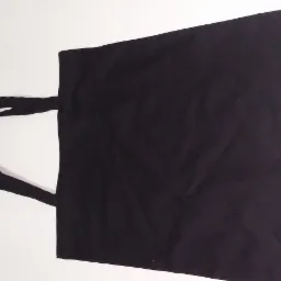 Prosta czarna torba materiałowa z uchwytami, leżąca na białym tle.