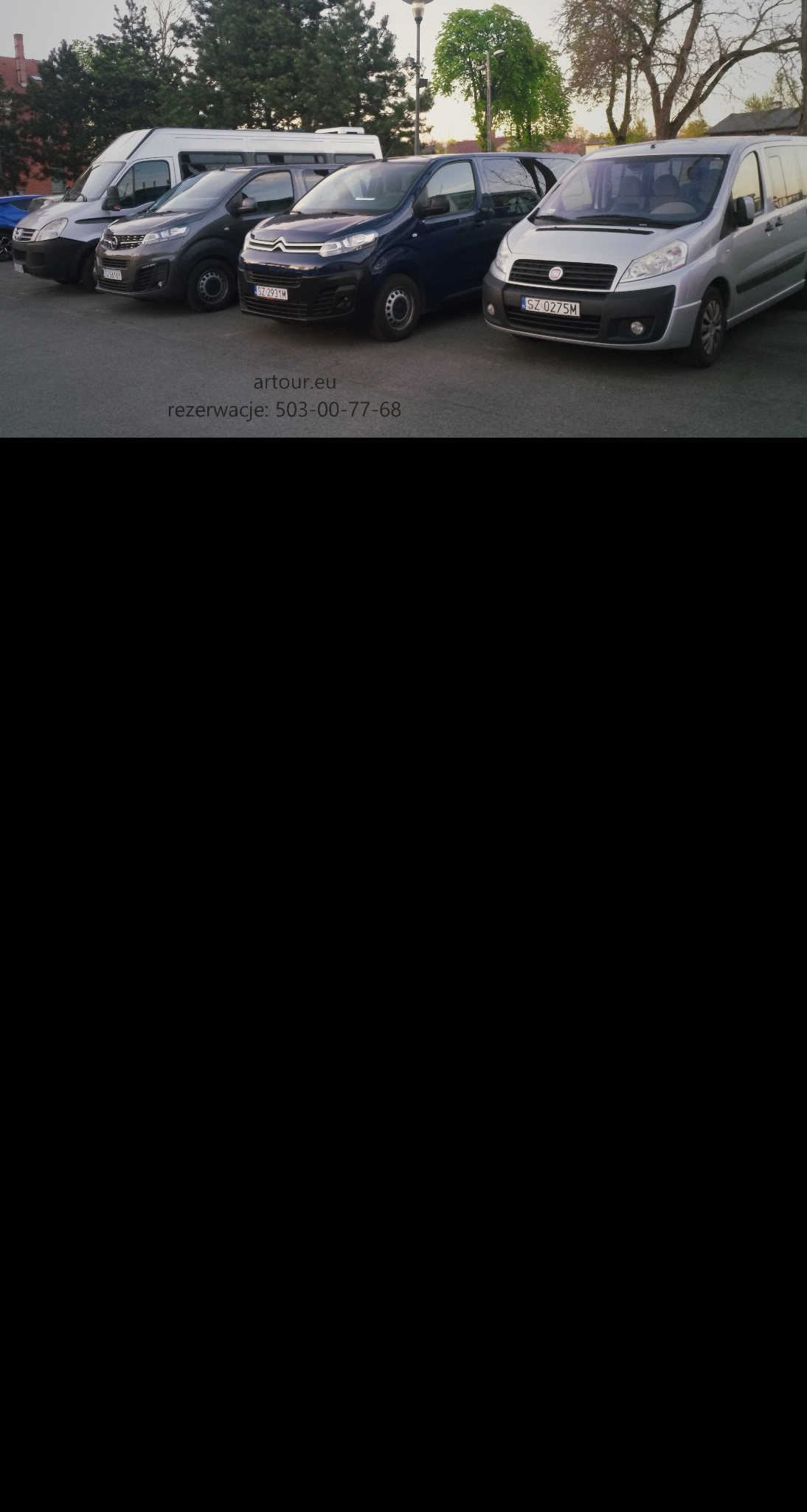 Rząd zaparkowanych samochodów osobowych i busów z widocznymi numerami rejestracyjnymi na parkingu firmy przewozowej, z adresem strony internetowej i numerem telefonu na dole zdjęcia.