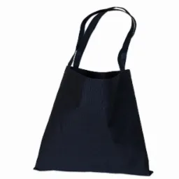 Czarna, płócienna torba na zakupy z uchwytami, wykonana w Brzesku, widoczna na białym tle.