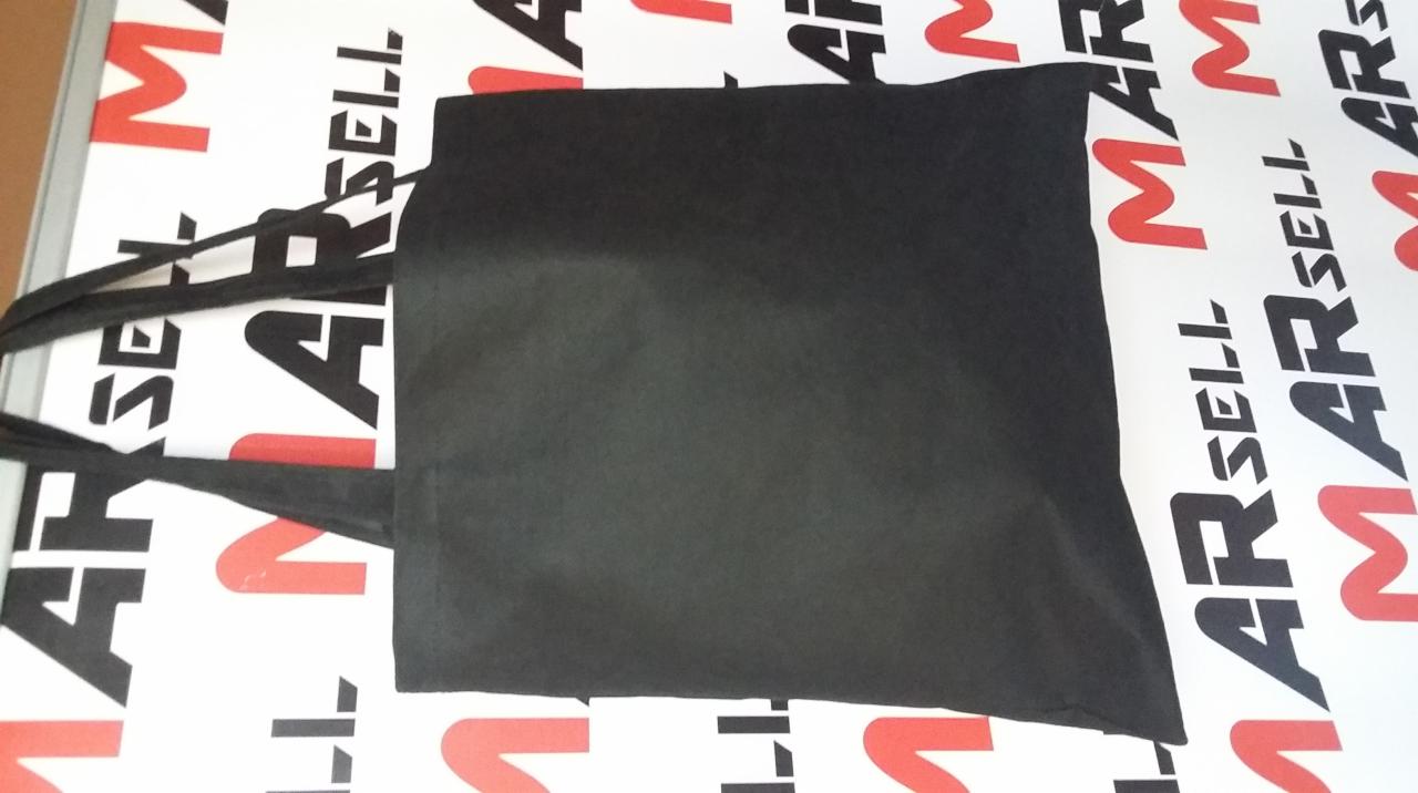 Czarna torba materiałowa z uchwytami, leżąca na tle z powtarzającym się wzorem tekstu 'MARSELL'.