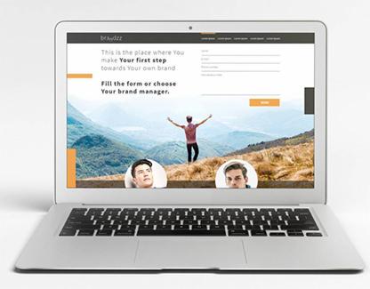 Laptop wyświetlający stronę internetową z formularzem, widokiem górskim i wizerunkami osób, sugerujący tworzenie marki.