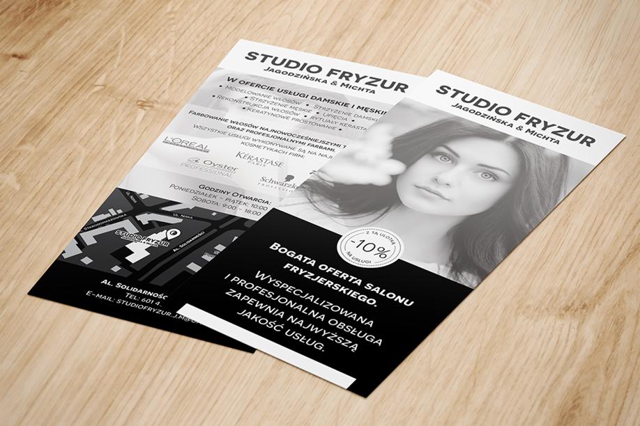 Ulotki reklamowe salonu fryzjerskiego Studio Fryzur Jagodzińska & Michta, prezentujące ofertę usług damskich i męskich, farbowanie włosów, rekonstrukcję oraz mapę dojazdu i godziny otwarcia, leżące...