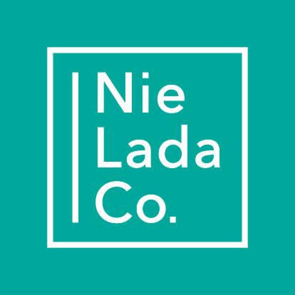 Logo firmy Nie Lada Co. na turkusowym tle, z białym kwadratem i pionową linią oddzielającą 'Nie' od 'Lada'.