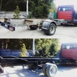 Dwa ujęcia ramy pojazdu przed i po piaskowaniu i malowaniu proszkowym na czarno. Górne ujęcie przedstawia ramę w kolorze srebrnym, z widocznymi śladami korozji. Dolne ujęcie pokazuje tę samą ramę...