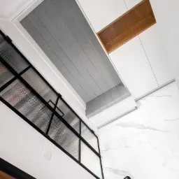 tapicerowane siedzisko- zabudowa meblowa w przedpokoju