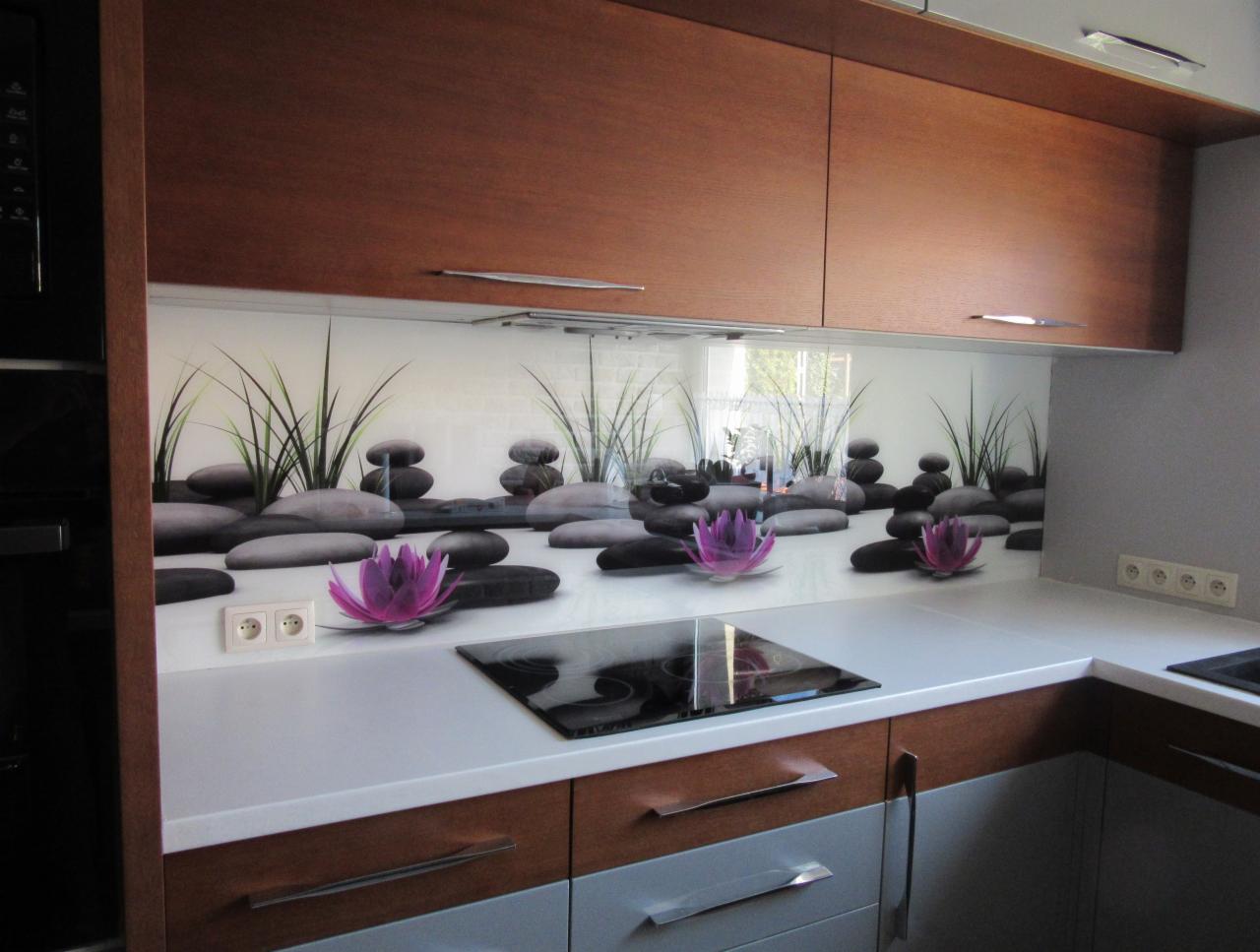 Szklany panel kuchenny z motywem zen: czarne kamienie, trawy i fioletowe kwiaty lotosu na białym tle, zamontowany nad blatem i kuchenką.
