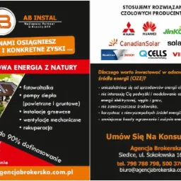 Grafika reklamowa firmy AB Instal z ofertą instalacji OZE, prezentująca dom z panelami słonecznymi, listę korzyści z inwestycji w OZE, logotypy producentów oraz dane kontaktowe Agencji Brokerskiej.