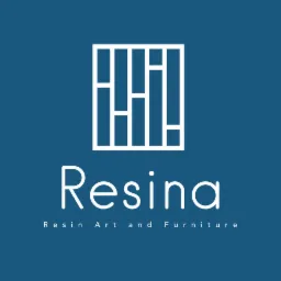 Logo firmy Resina: biały, geometryczny symbol nad nazwą i hasłem 'Resin Art and Furniture' na niebieskim tle. Minimalistyczny design.