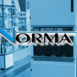 Wnętrze sklepu z systemami zabezpieczeń i automatyki, z logo firmy NormaTech i grafiką czarownicy na tle księżyca.