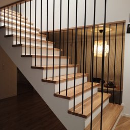 Klasyczne schody dąb i balustrada 