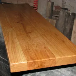 Gotowy stopień - dąb czerwony, bejcowany, lakier