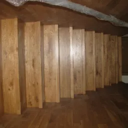 Nowo wykończone, drewniane schody z jasnego drewna dębowego, widok z góry, z elementami zabezpieczenia folią na suficie.