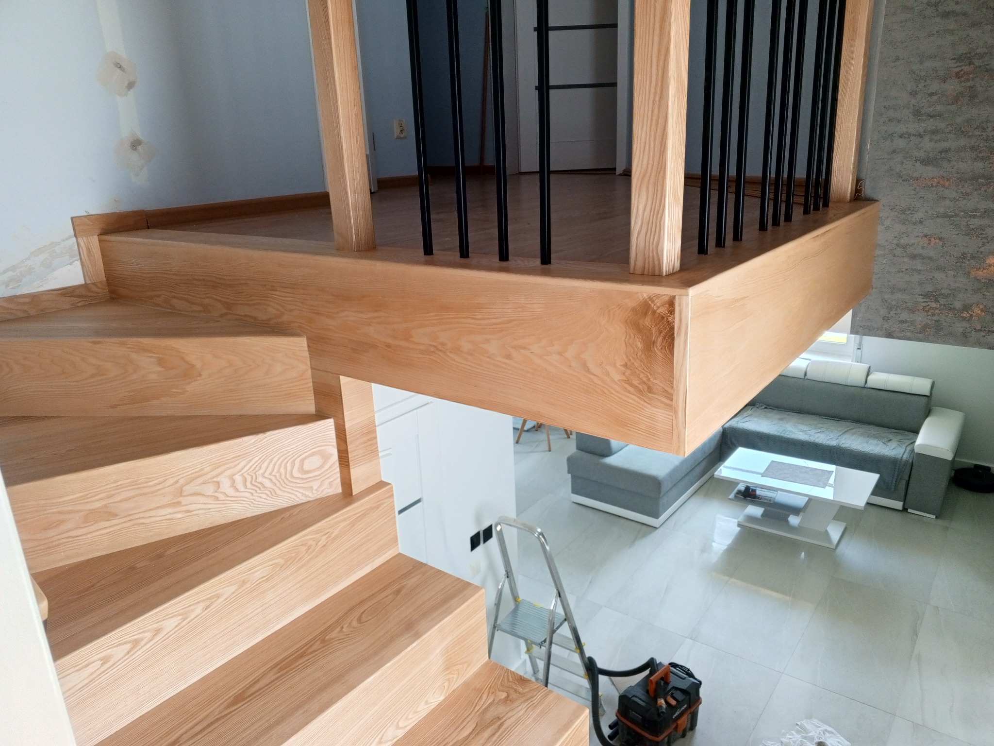 Schody dywanowe jesion