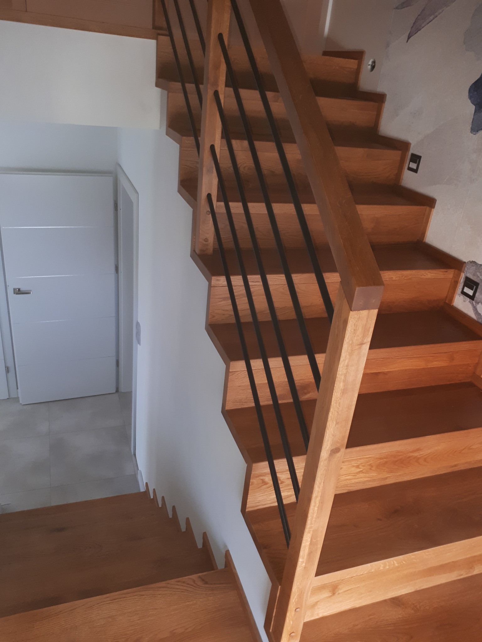 Dywanowe dąb i balustrada Dąb plus rurka czarna