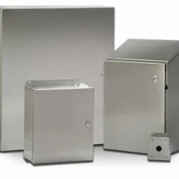 Cztery różne, metalowe obudowy elektryczne ze stali nierdzewnej, w tym jedna z daszkiem i jedna z przyciskiem, na białym tle, prezentacja produktów.