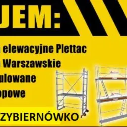 Żółto-czarny baner reklamowy z napisem 'WYNAJEM:' oraz listą sprzętu budowlanego: rusztowania elewacyjne Plettac, rusztowania Warszawskie, stemple regulowane, szalunki stropowe. W tle pracownik...