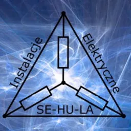 Schemat elektryczny trójkąta z rezystorami, podpisany 'Instalacje Elektryczne SE-HU-LA' na abstrakcyjnym, niebieskim tle.