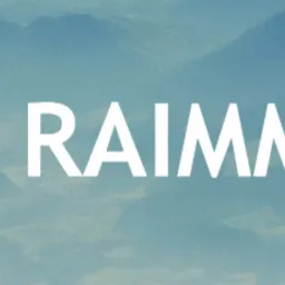 Logo firmy RAIMME na tle rozmytego krajobrazu górskiego w odcieniach błękitu i szarości.