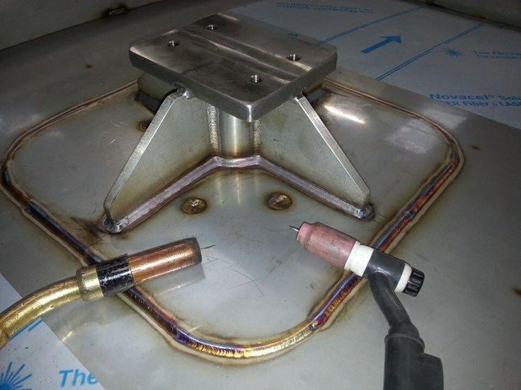 Detal spawania konstrukcji stalowej z widocznymi śladami ciepła i narzędziami spawalniczymi, ukazujący precyzję wykonania.