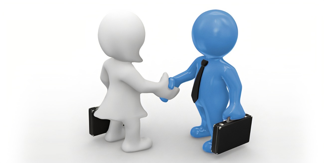 Dwóch trójwymiarowych, stylizowanych ludzików (biały i niebieski) w garniturach z teczkami, uścisk dłoni na białym tle.