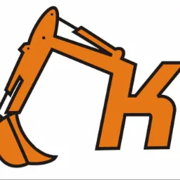 Pomarańczowe logo firmy budowlanej przedstawiające koparkę wkomponowaną w literę K, z czarnym obrysem na białym tle.