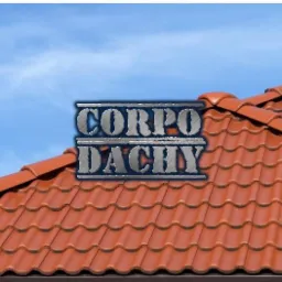 Czerwona dachówka ceramiczna falista na tle błękitnego nieba, z nałożonym znakiem wodnym 'CORPO DACHY'.