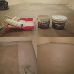 Przygotowanie do aplikacji dwuskładnikowej powłoki żywicznej na posadzce: dwa pojemniki z żywicą Teknofloor Aqua, kuweta z wałkiem i pędzlem, fragment posadzki w trakcie aplikacji z widoczną...