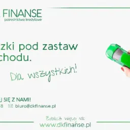Grafika reklamowa DK Finanse: Pożyczki pod zastaw samochodu dla wszystkich. Dłoń trzyma zielony model auta.