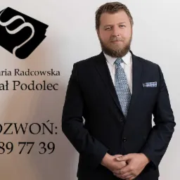 Portret mężczyzny z brodą w garniturze, na ścianie logo kancelarii radcowskiej i numer telefonu.