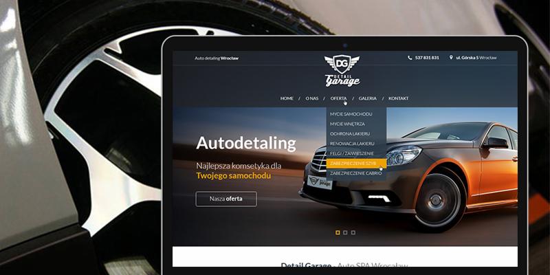 Ekran tabletu prezentujący stronę internetową firmy detailingowej z ofertą zabezpieczenia szyb samochodowych, widoczne fragmenty felgi i karoserii auta.