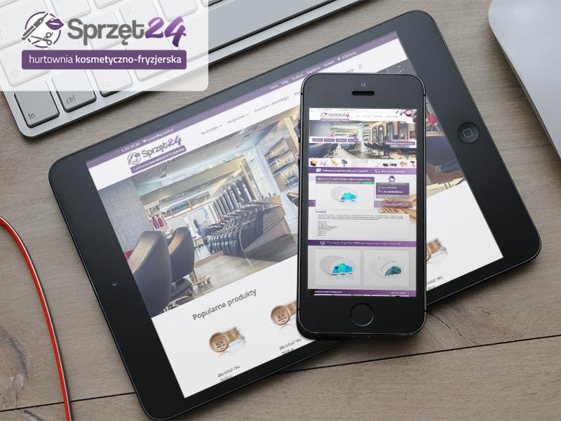 Prezentacja strony internetowej hurtowni kosmetyczno-fryzjerskiej Sprzęt24 na tablecie i smartfonie, widok z góry na drewnianym biurku obok klawiatury i myszki.