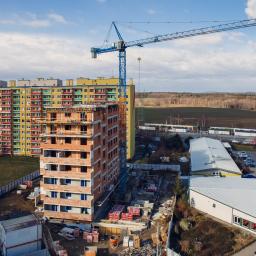 Aktualnie jako generalny wykonawca realizujemy zadanie: budowa nowoczesnego dziewięcio-kondygnacyjnego budynku z 40-stoma mieszkaniami i apartamentami przy ul. Palisadowej w Wałbrzychu.